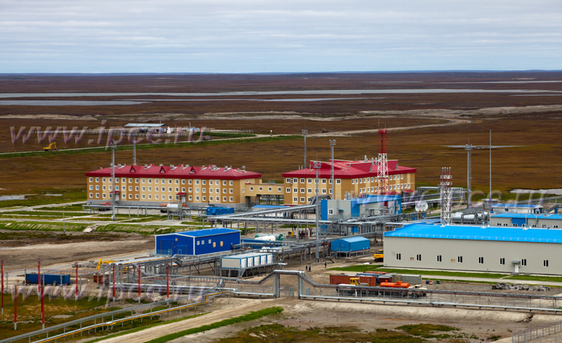Компрессорная станция Байдарацкая на Ямале. На заднем плане временный жилой комплекс квартирного типа
